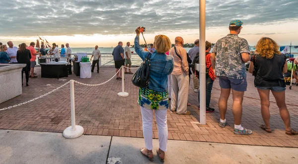 Key West, Stany Zjednoczone Ameryki - stycznia 2016: Ludzi czeka na zachód słońca w Mallory Sq — Zdjęcie stockowe