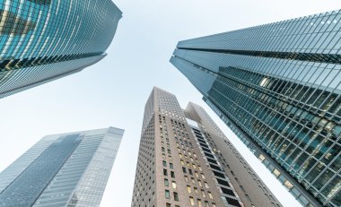 Gökdelenler geceleri. Havaya doğru görünümü Sokağı'ndan. İş ve kor