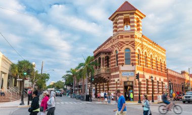 Key West, Fl - Ocak 2016: Şehir sokaklarını gün batımında. 3'ten fazla