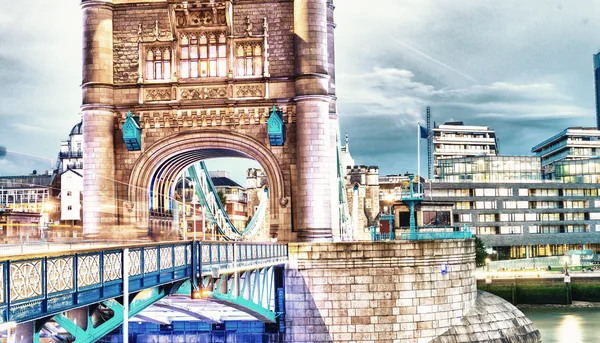 London Tower Bridge in der Abenddämmerung — Stockfoto