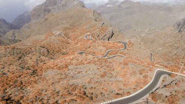 Vista aérea del camino ventoso de montaña — Foto de Stock