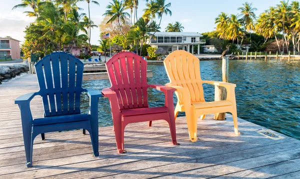 Três cadeiras com vista para o pôr do sol do oceano — Fotografia de Stock
