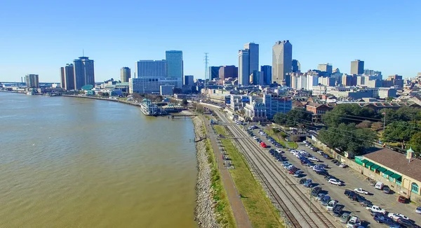 Cidade de Nova Orleães ao longo do Mississippi — Fotografia de Stock