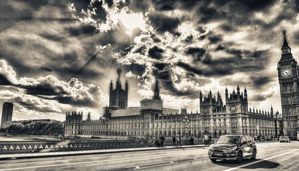 People and cars over Westminster Bridge, London - UK — Stock Photo, Image