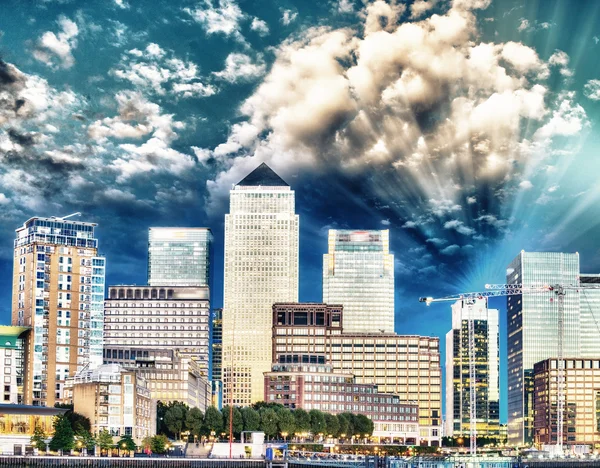 Canary Wharf noční Panorama přes řeku Temži - Londýn, Velká Británie — Stock fotografie