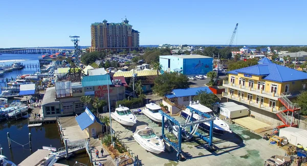 DESTIN, FL - FEBRERO 2016: Ciudad skyline desde el aire. Destin es —  Fotos de Stock