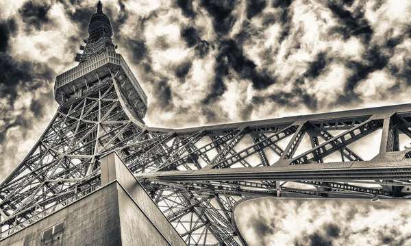 Tokyo Tower dal livello della strada, vista verso il cielo — Foto Stock