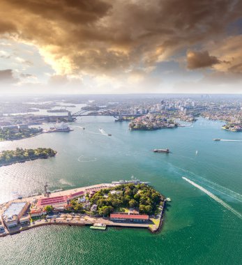 Helikopterden gün batımında görülen Sydney harbour