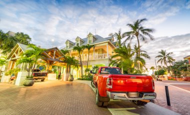 Gün batımında, Florida Key West sokaklar boyunca renkli arabalar