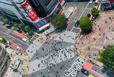 Tokyo, Japonya - 23 Mayıs 2016: Yayalar Shibuya Crossi çapraz