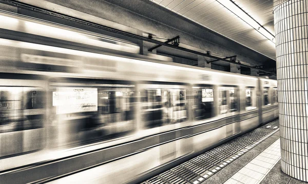 Metro de Tokio. Tren en movimiento rápido — Foto de Stock