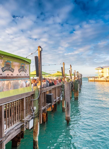 Key West, Spojené státy americké - leden 2016: Lidí čeká na západ slunce na Mallory Sq — Stock fotografie