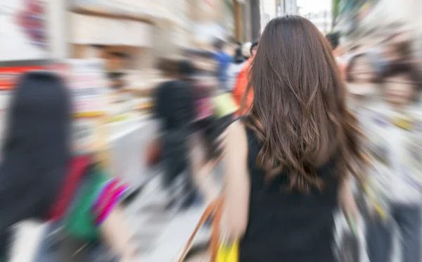 女の子が買い物に行くと高速移動群集 — ストック写真