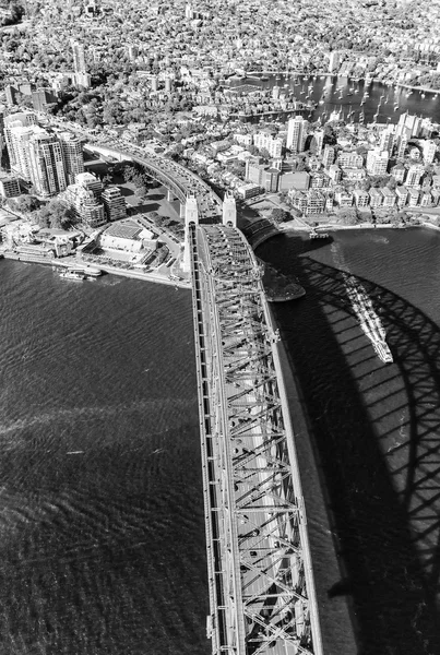 Magnificencia del puente del puerto de Sydney visto desde el aire en su — Foto de Stock