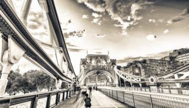 London tower bridge alacakaranlıkta