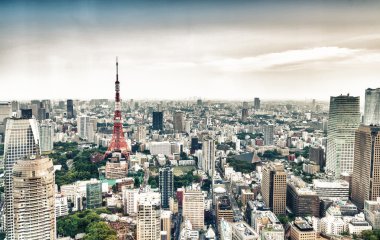 Tokyo gökdelenler ve Tokyo kule havadan görünümü