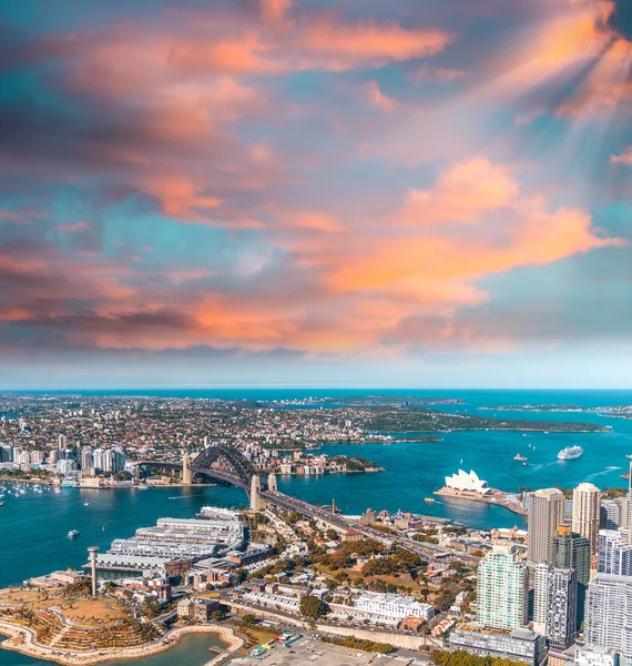Sydney havn set fra helikopter i skumringen - Stock-foto