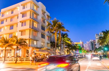 Miami Beach - 25 Şubat 2016: Miami Beach Ocean Drive alacakaranlıkta