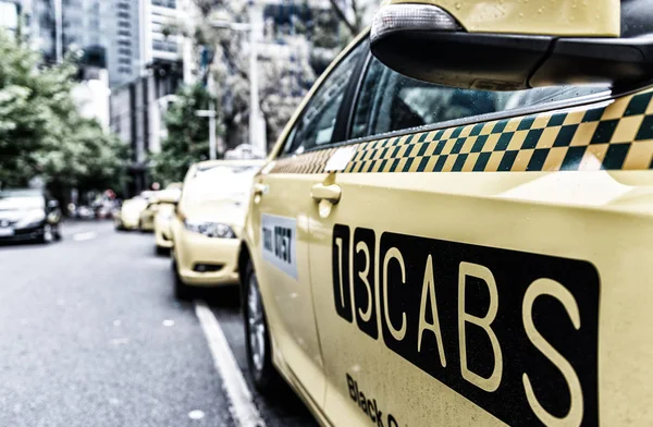MELBOURNE AUSTRÁLIA - NOVEMBRO 20, 2015: Táxi em Melbourne downt — Fotografia de Stock