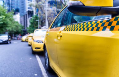 Avustralya Melbourne sokakta park edilmiş taksi