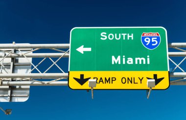 Miami Interstate işareti mavi gökyüzü karşı