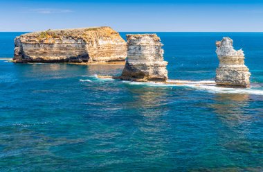 Kalker kayaların üzerinden okyanusun Great Ocean Road, Avustralya