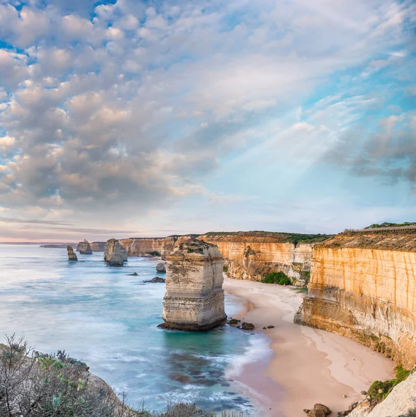 Doze Apóstolos ao nascer do sol, incrível paisagem natural de Great O — Fotografia de Stock