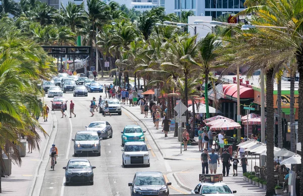 FORT LAUDERDALE, FL - JANUARY 2016: Traffic along seaside. Fort — Stock Photo, Image