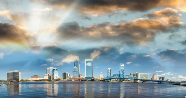Jacksonville schöne skyline, panoramablick auf die stadt bei untergang - — Stockfoto
