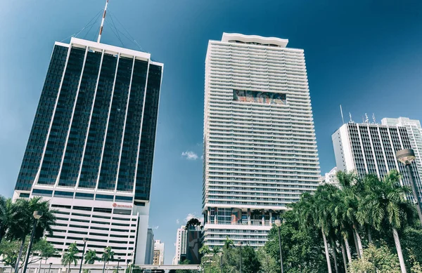 MIAMI, FL - 25 DE FEBRERO DE 2016: Panorámica del centro de skyline en un b — Foto de Stock