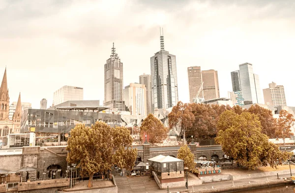 MELBOURNE - NOVEMBRO 20, 2015: Bonito horizonte da cidade em uma nuvem — Fotografia de Stock