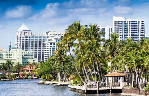 Budynków wzdłuż kanałów Fort Lauderdale, Floryda — Zdjęcie stockowe