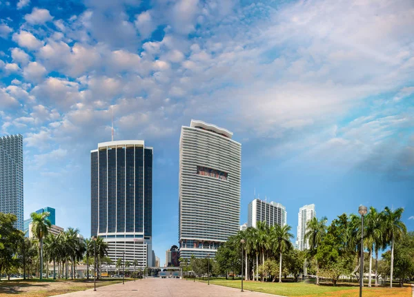 Wunderschöne Skyline der Innenstadt von Miami bei Sonnenuntergang, Florida — Stockfoto