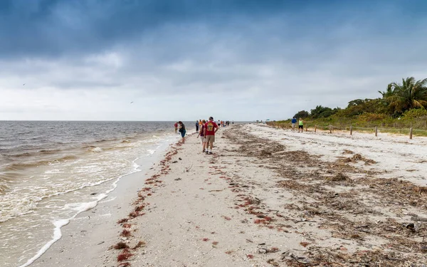 SANIBEL, FL - HELMIKUU 2016: Captiva Island ranta turistien kanssa . — kuvapankkivalokuva