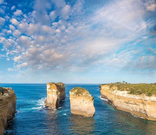 Incredibile vista aerea di rocce calcaree sopra l'oceano, Great Oc — Foto Stock