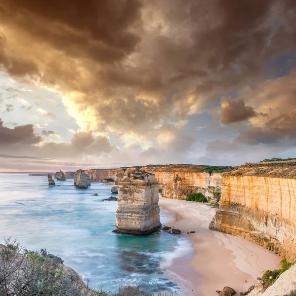 Doze Apóstolos ao nascer do sol, incrível paisagem natural de Great O — Fotografia de Stock