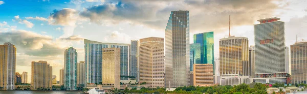 Miami - februari 25, 2016: Downtown Miami skyline en solig dag — Stockfoto