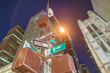 Gece üzerinde Fifth Avenue, New York City tek yönlü işaretler
