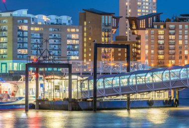 Gece Londra eski binalar Canary Wharf yakınındaki. Nehir reflectio
