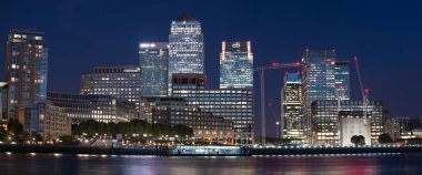 Londra - 25 Eylül 2016: Canary Wharf binalar panoramik ni