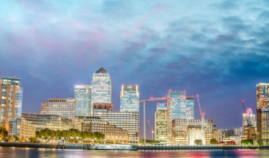 Canary Wharf binalar dış gün batımında, Londra - İngiltere