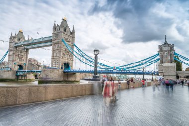 Turistler Tower Bridge Londra boyunca. Bulanık uzun pozlama vie