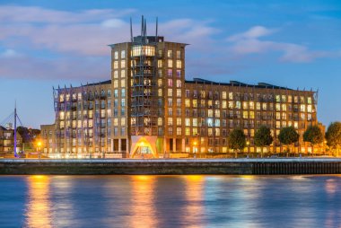 Gece Londra eski binalar Canary Wharf yakınındaki. Nehir reflectio