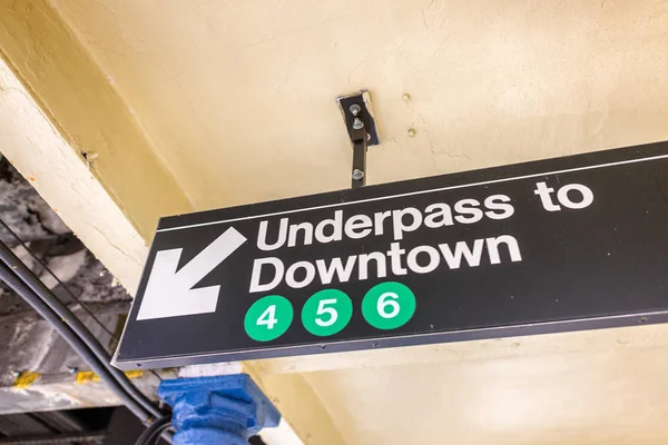 Underpass to Downtown sign in New York CIty subway — Stock Photo, Image