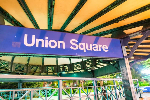 Union Square subway sign at night in New York CIty — Stock Photo, Image