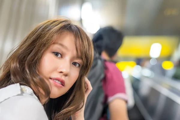 Молода жінка на ескалаторі метро — стокове фото