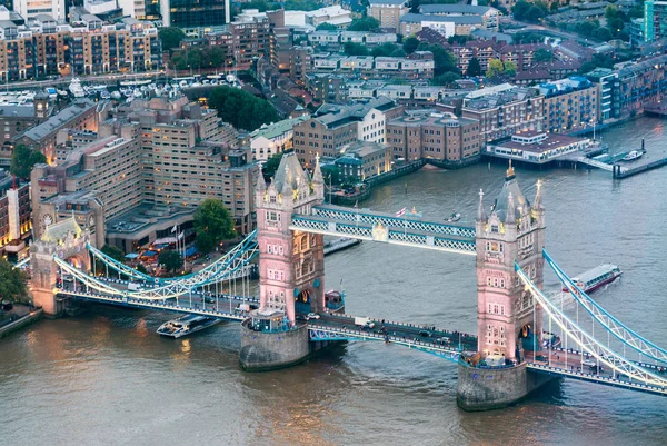 Magnificenza del Tower Bridge visto da un alto punto di vista. Lo. — Foto Stock
