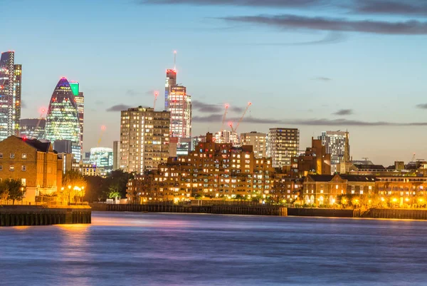 Csodálatos éjszakai skyline város folyó gondolatokkal, London — Stock Fotó