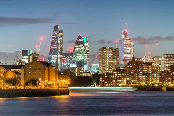 Londons moderne Skyline bei Nacht vom Kanariensteg aus gesehen — Stockfoto