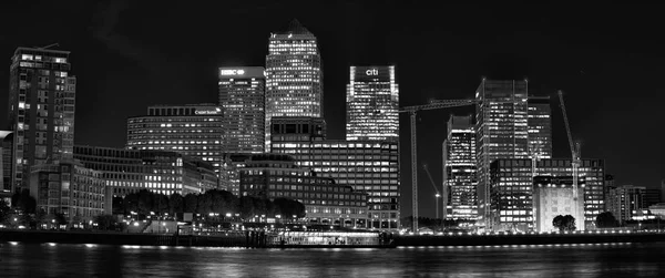London - 25 September 2016: Canary Wharf byggnader panoramautsikt över ni — Stockfoto